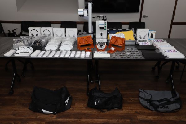 上上策 美国一店主因销售山寨苹果产品被捕, 被控以“三级伪造罪”