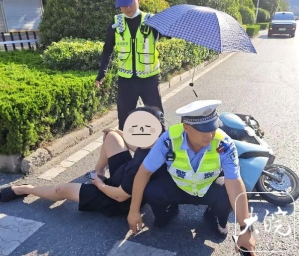 真牛所配资 39℃热浪中，萧县辅警为受伤男子当 “人肉靠垫”获赞 _大皖新闻 | 安徽网